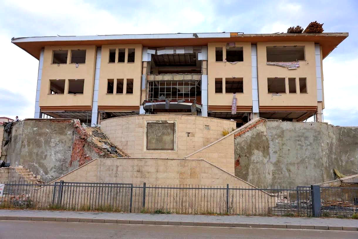 Bayburt’ta yeni ‘Kültür Merkezi’ için yıkım çalışmaları başladı