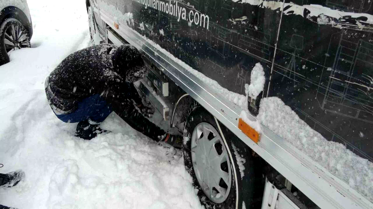 Bayburt’ta yoğun kar yağışı: Araçlar yolda kaldı
