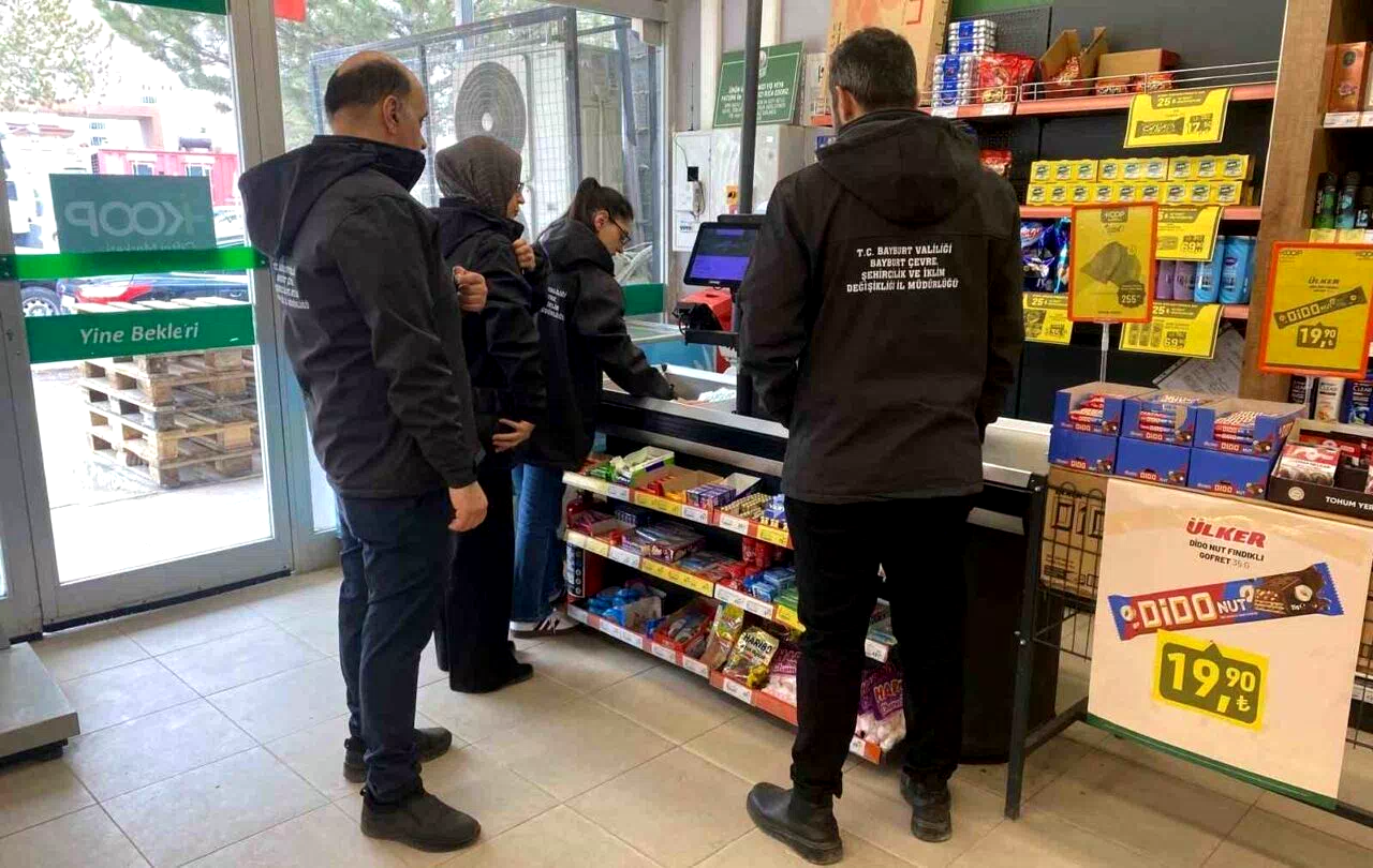 Bayburt’taki marketlerde sıfır atık ve poşet denetimi yapıldı