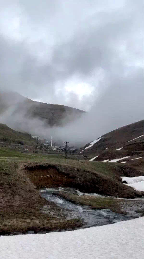 Bayburt’un 2 bin 300 rakımlı Dumlu köyü yaylasında karlar erimeye başladı