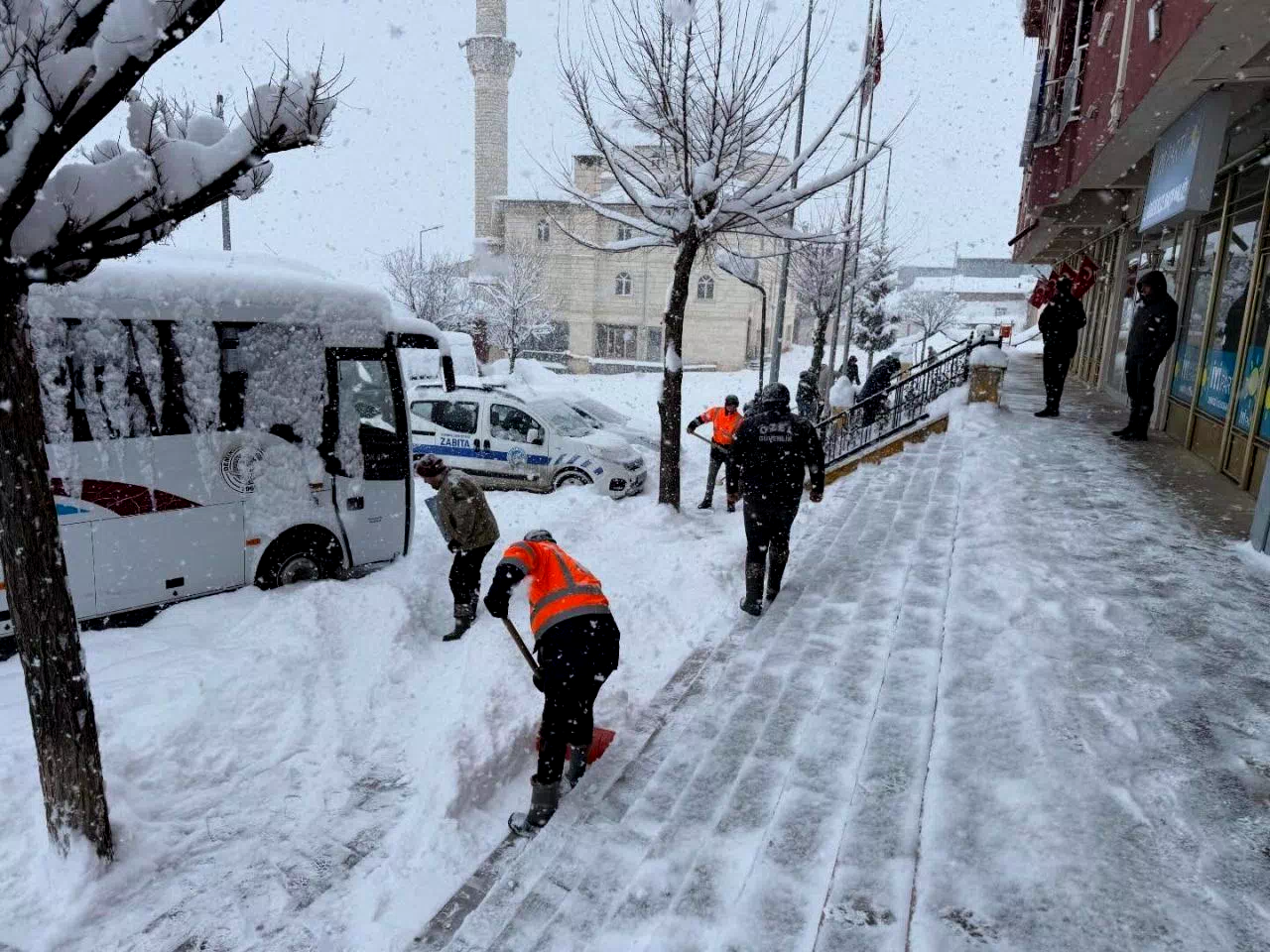 Bayburt’un Demirözü ve Aydıntepe ilçelerinde kar temizliği yapılıyor