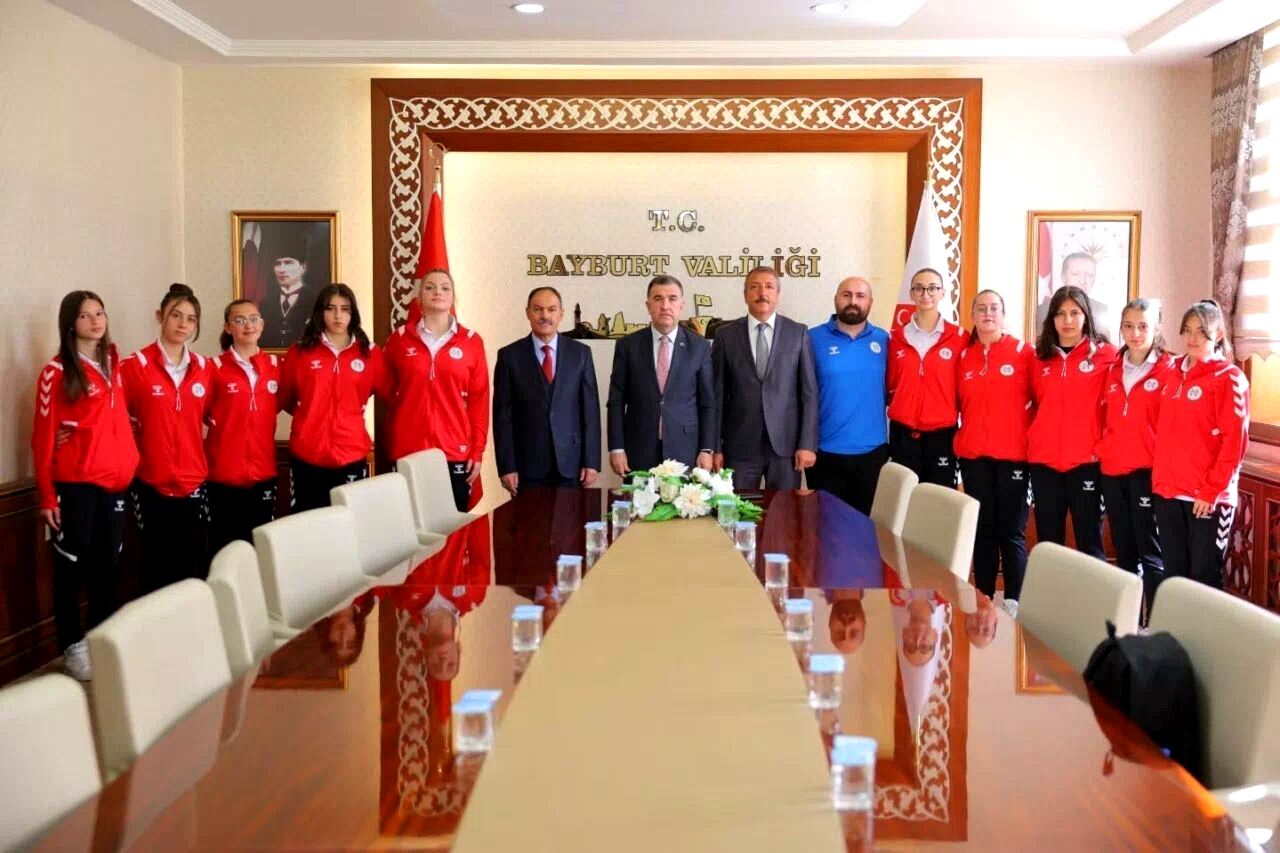 Bayburt’un voleybolcu kızları Vali Eldivan’ı ziyaret etti
