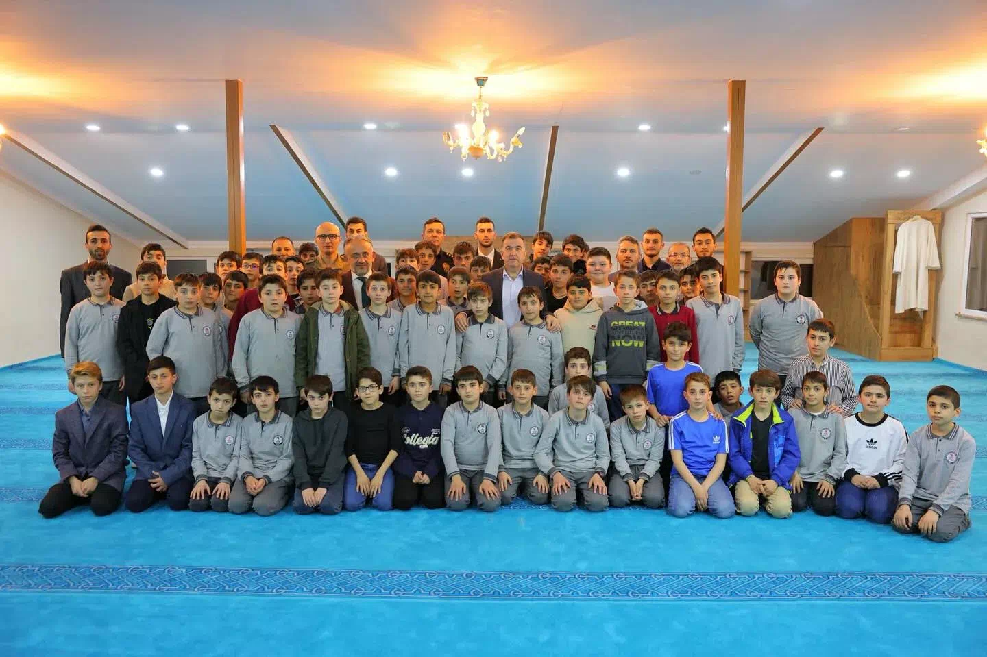 BAYBURT VALİSİ İFTARDA HAFIZ ADAYLARIYLA BİR ARAYA GELDİ.