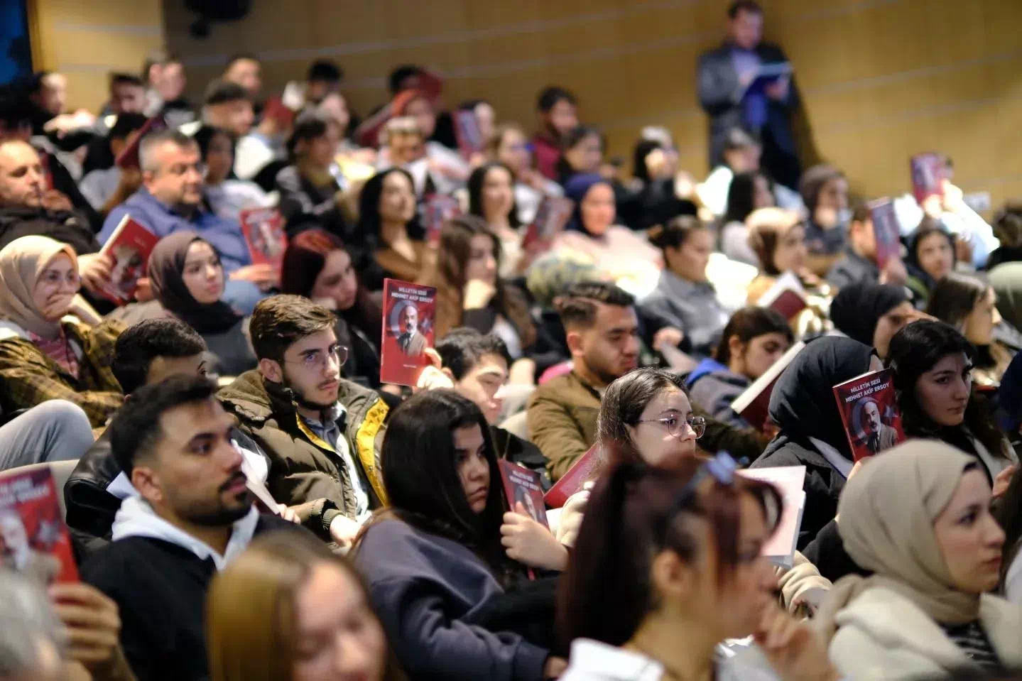 Bayburt Valisi Mustafa Eldivan, İstiklal Marşı ve Mehmet Akif Ersoy konulu konferansa iştirak etti.