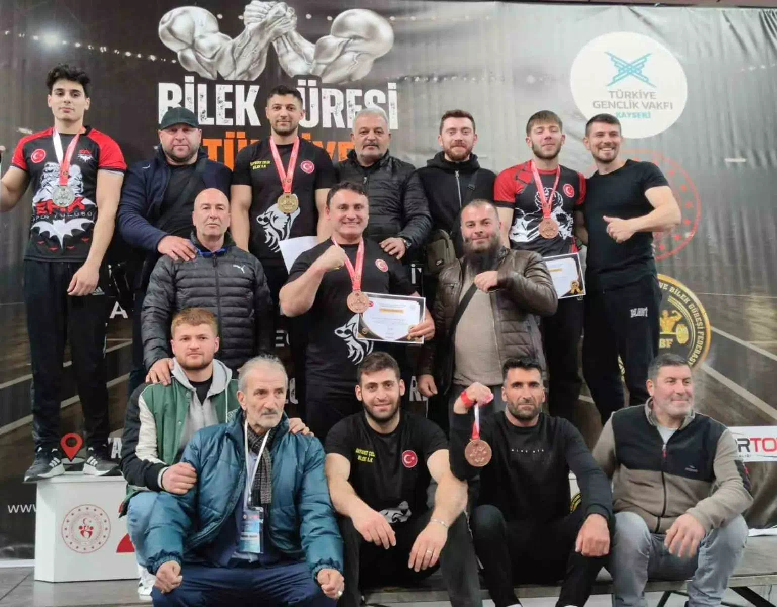 Bayburtlu bilek güreşi sporcuları madalyalarla döndü