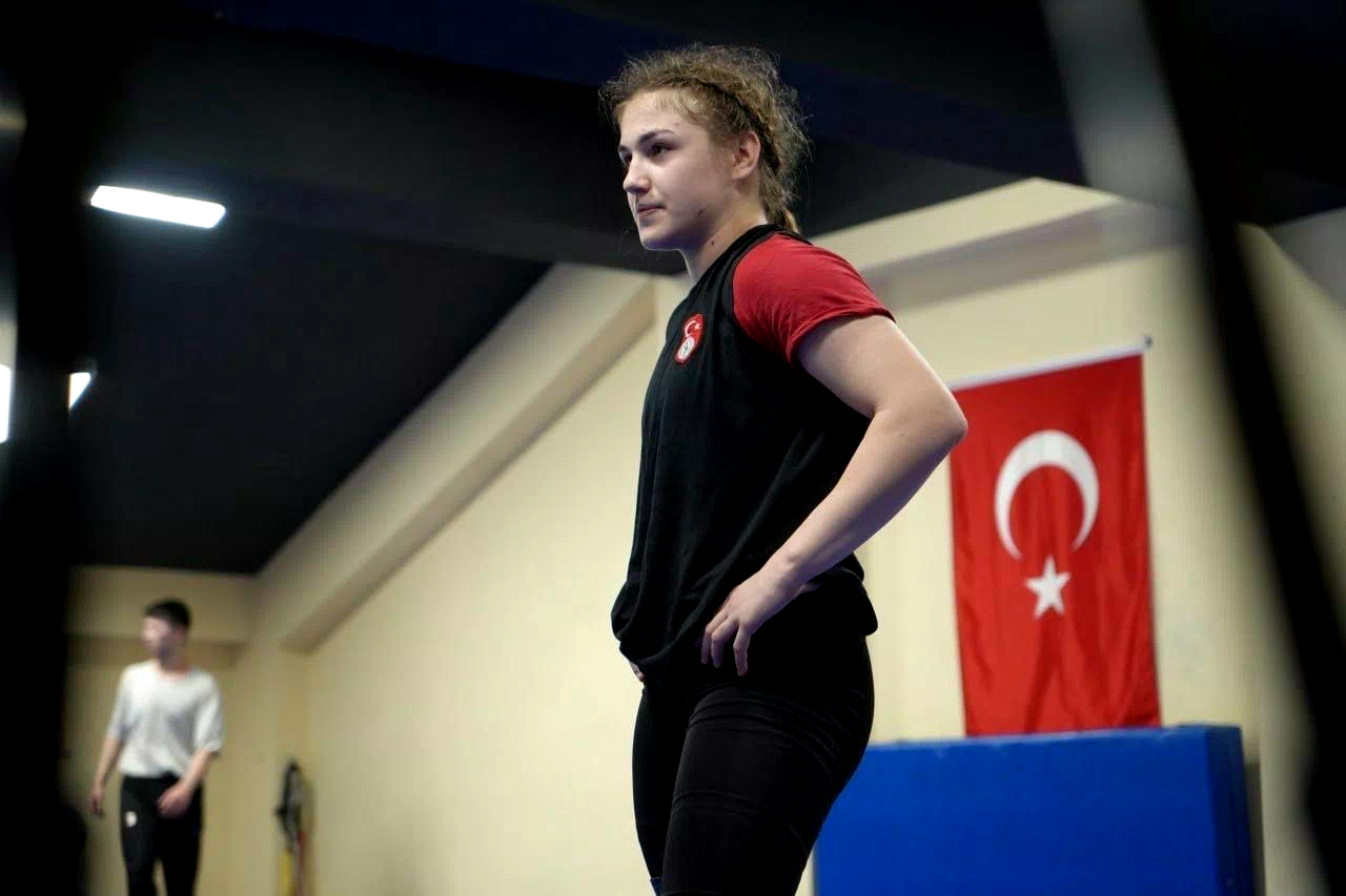 Bayburtlu milli güreşçi Akkuş dünya üçüncüsü oldu