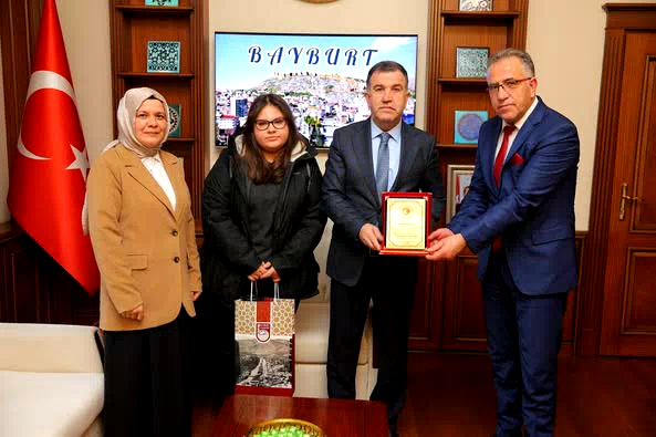 Bayburtlu Öğrenciden Büyük Başarı: Naz Tecim’e Valilikten Ödül