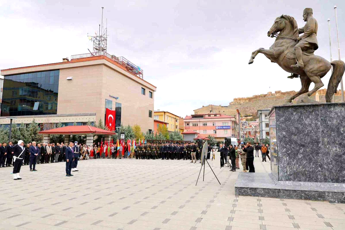 Bayburt’ta Cumhuriyet Bayramı kutlamaları çelenk sunumuyla başladı