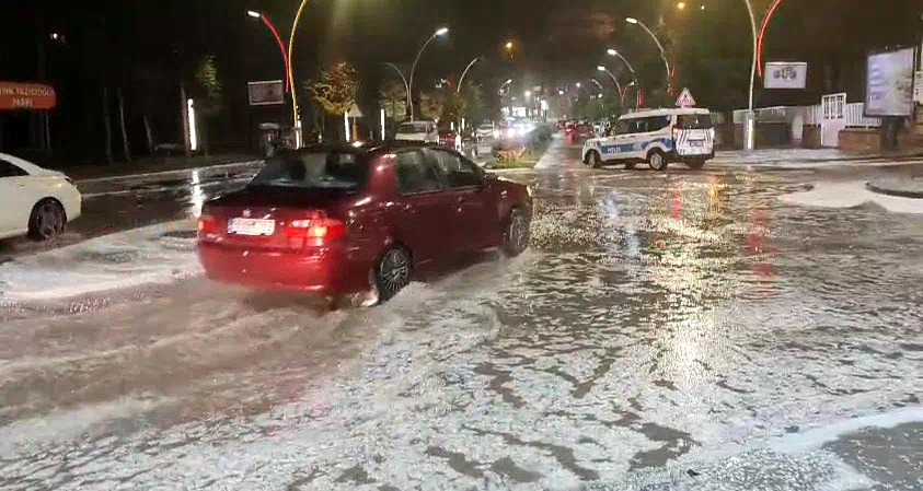 Bayburt’ta dolu yağışının ardından cadde ve sokaklarda su birikintileri oluştu