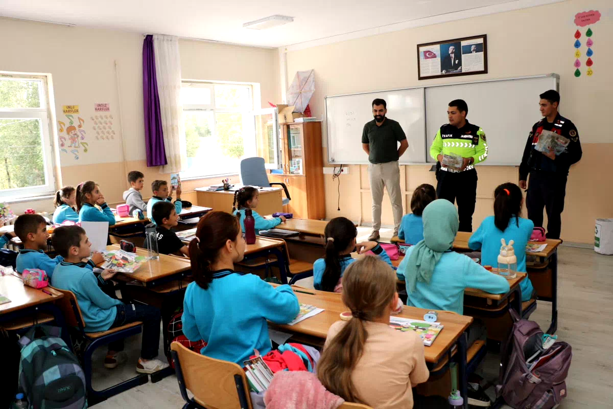 Bayburt’ta ilkokul öğrencilerine trafik güvenliği eğitimi verildi