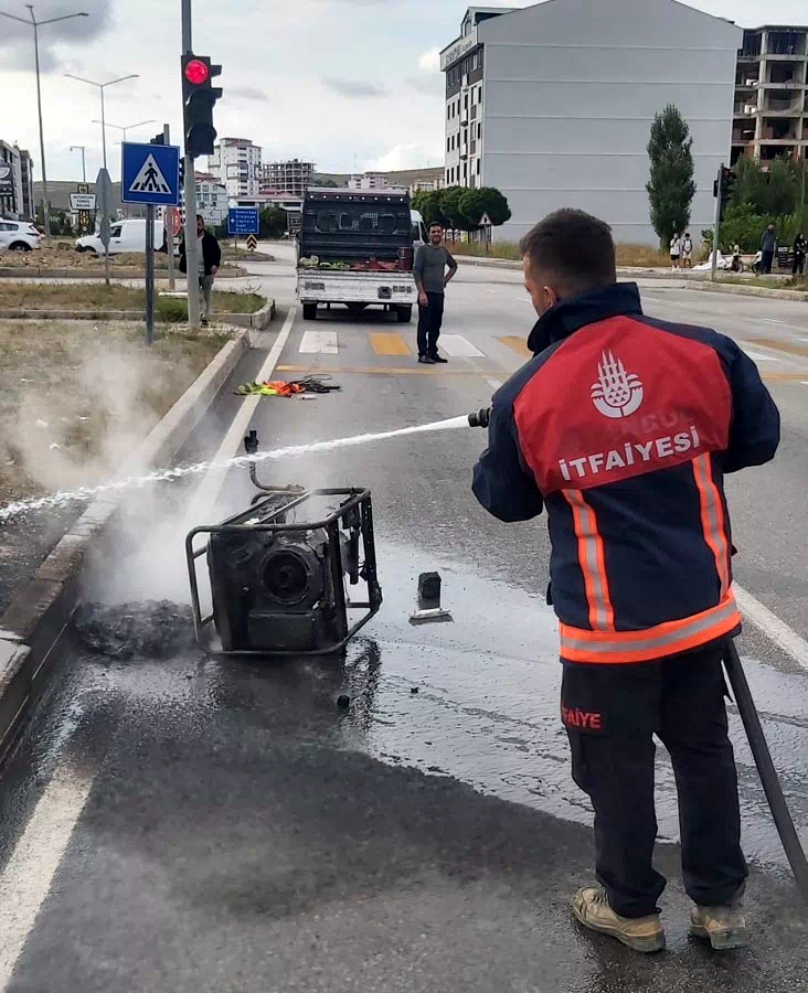 Bayburt’ta kamyonet kasasındaki jeneratör alev alev yandı