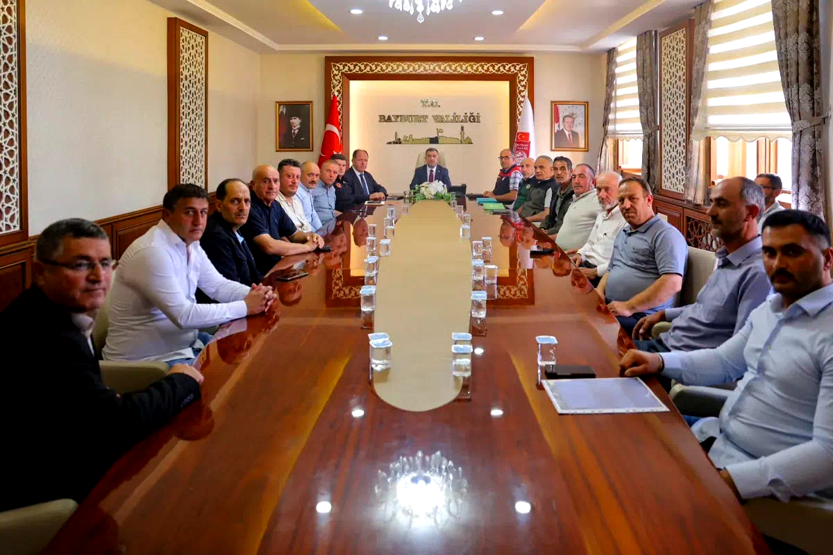 Bayburt’ta muhtarlarla köylerin ihtiyaçları görüşüldü