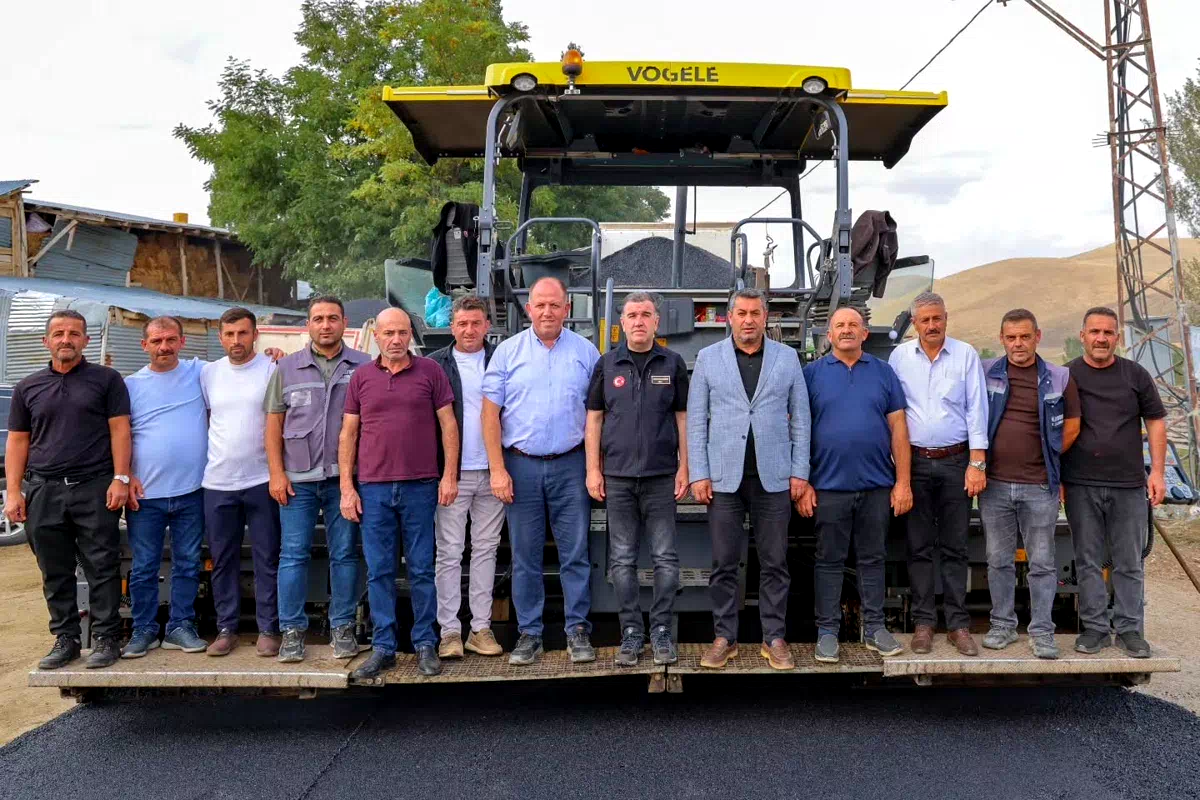 Bayburt’un grup yollarında asfalt ve genişletme çalışmaları sürüyor