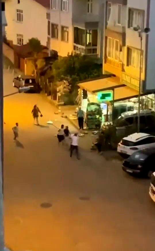 Bayıltana kadar darp edip sokak ortasına bıraktılar