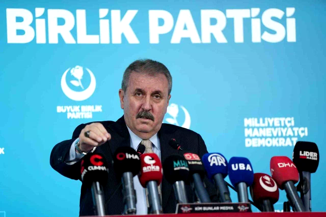 BBP Genel Başkanı Destici: “Savaş mı var bu ülkede de CHP barış konferansı düzenledi?”