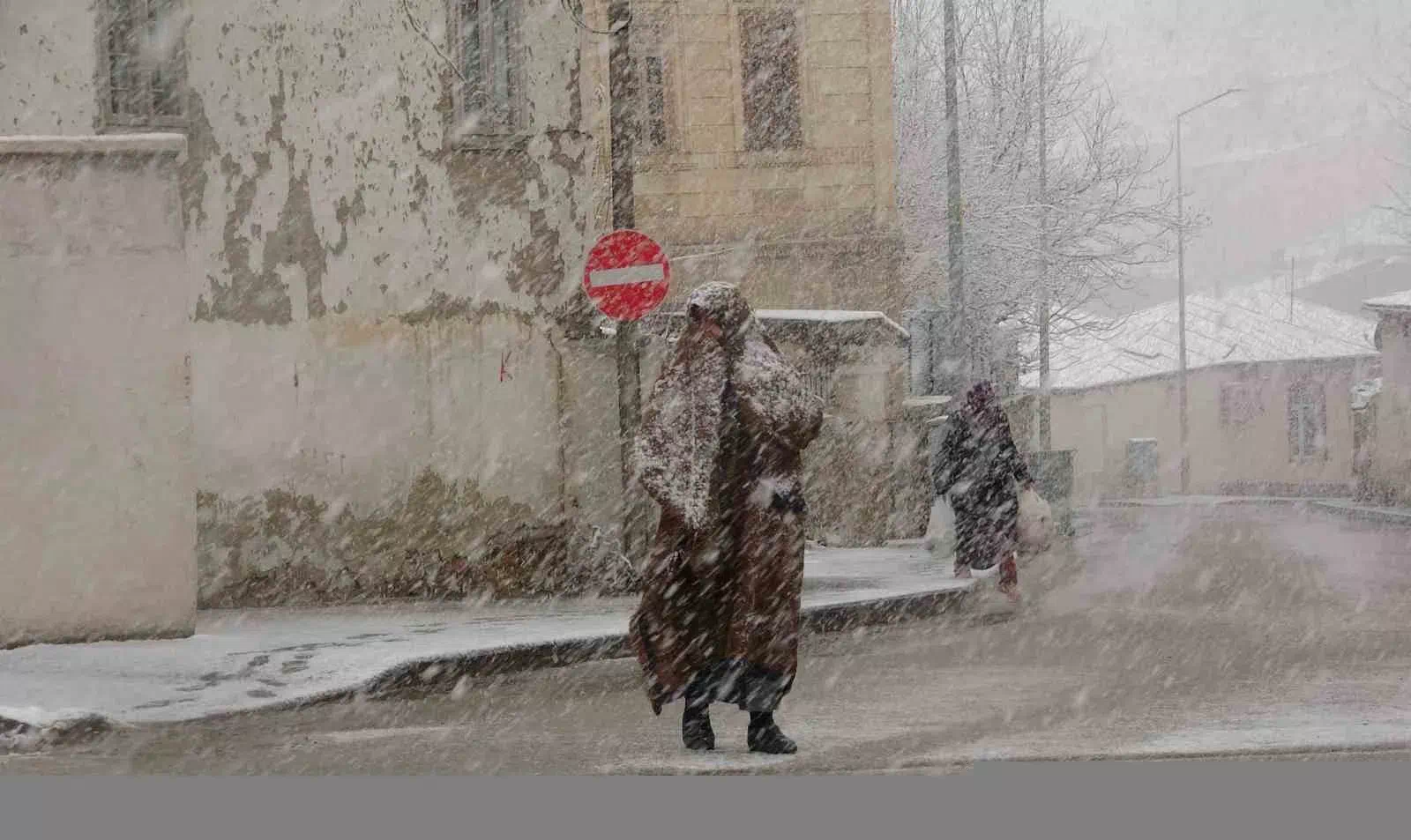 Beklenen Nisan karı geldi: Bayburt’a lapa lapa kar yağdı