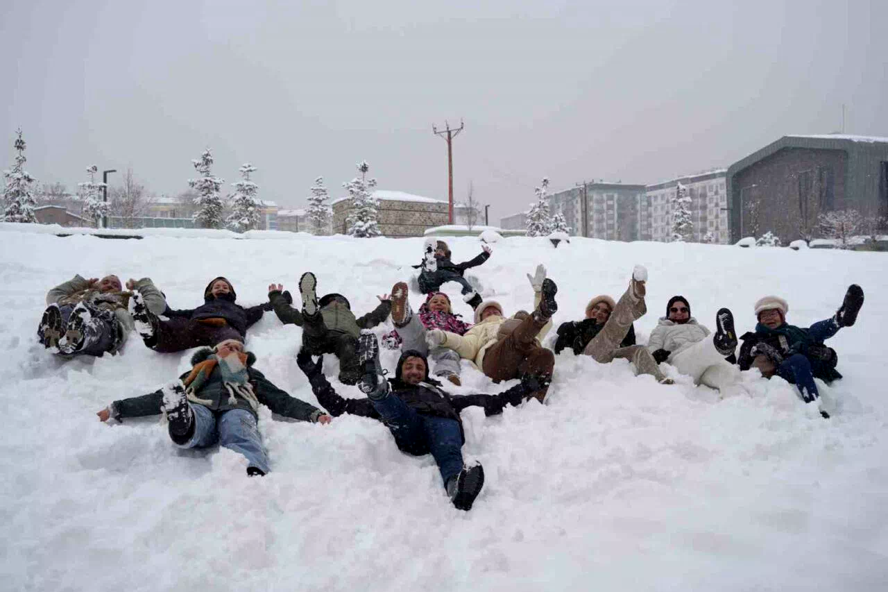 Belçikalı turistler Erzurum’da karda gönüllerince eğlendi