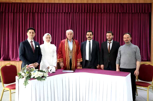 Belediye Başkanı , Bayrak Çiftinin Nikahını Kıydı