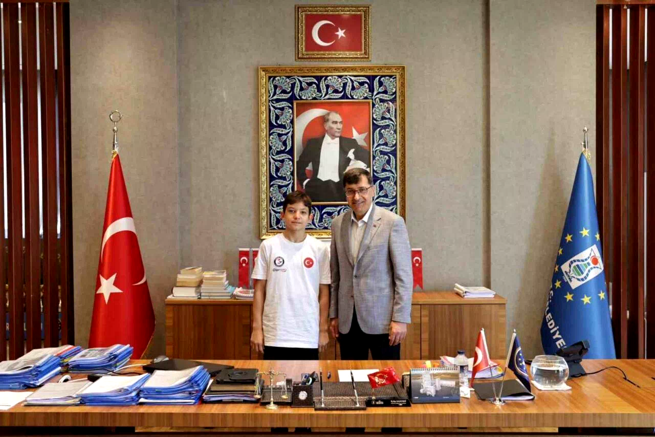 Belediye Başkanı Kahveci, Milli Yüzücü Ömer Cengiz’i ağırladı