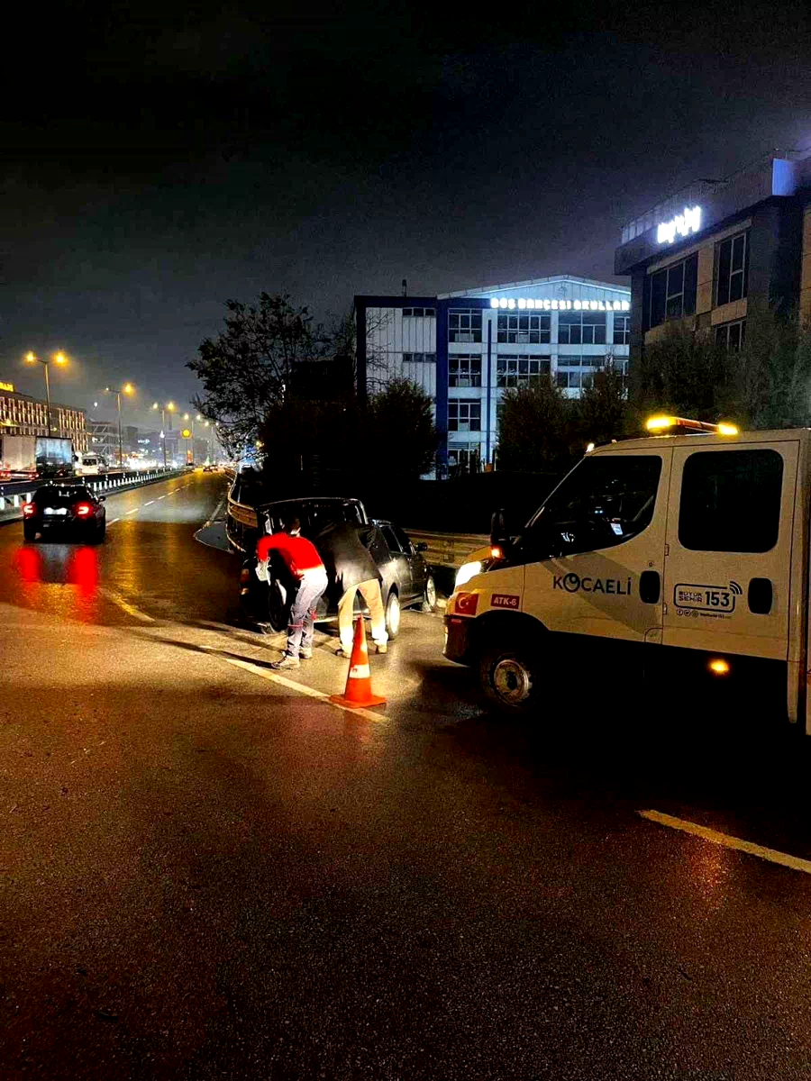 Belediye ekipleri yolda gördükleri kazaya müdahale etti