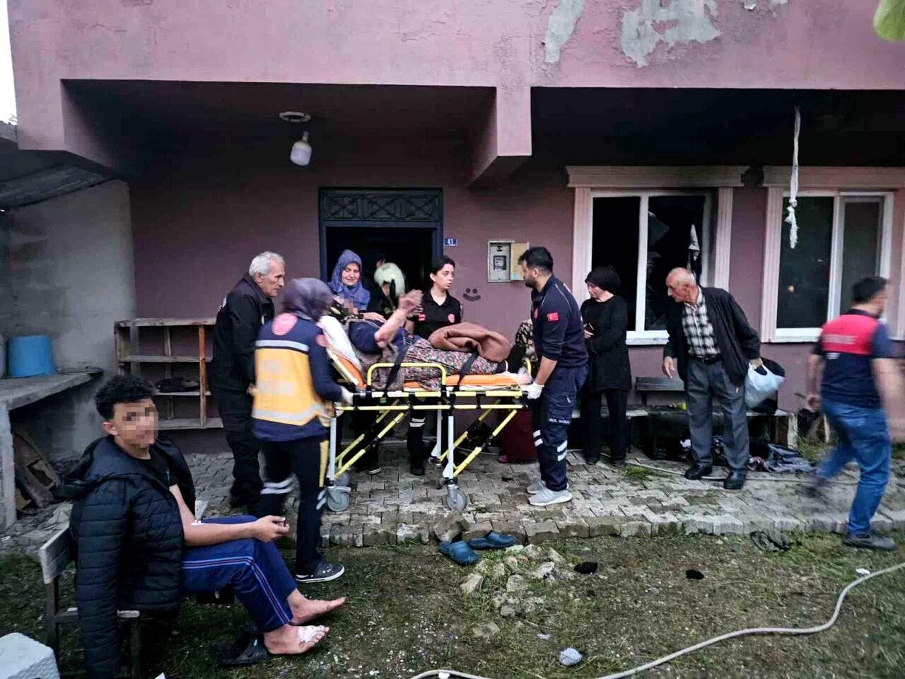 Benzinle soba yakmak isterken ölümden döndüler: 4 yaralı