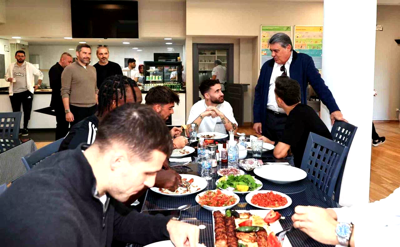 Beşiktaş Başkanı Serdal Adalı, Fenerbahçe derbisi öncesi futbol A takımıyla buluştu