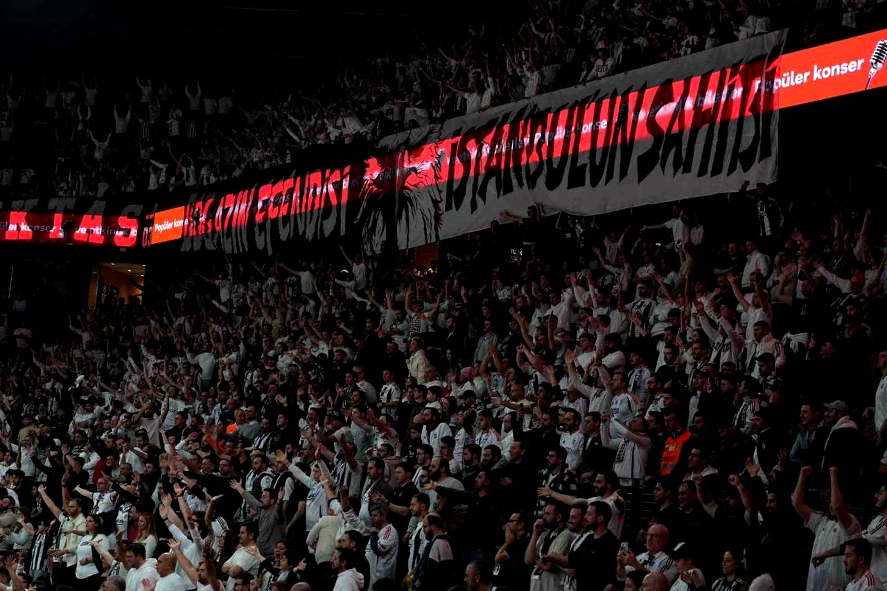 Beşiktaş – Fenerbahçe derbisine tribün olayları nedeniyle ara verildi