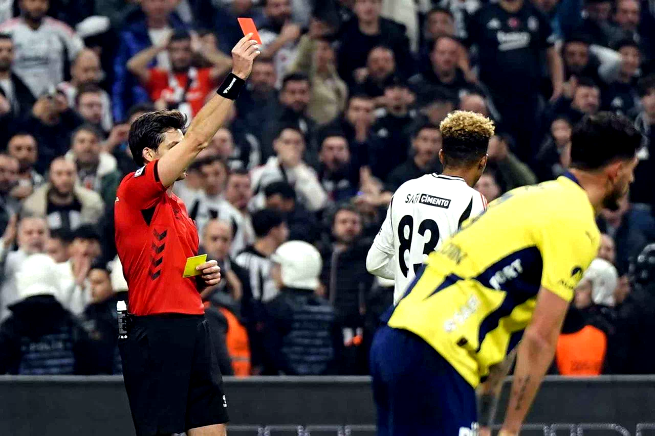 Beşiktaş ile Fenerbahçe arasındaki son 50 derbide 34 kırmızı kart çıktı