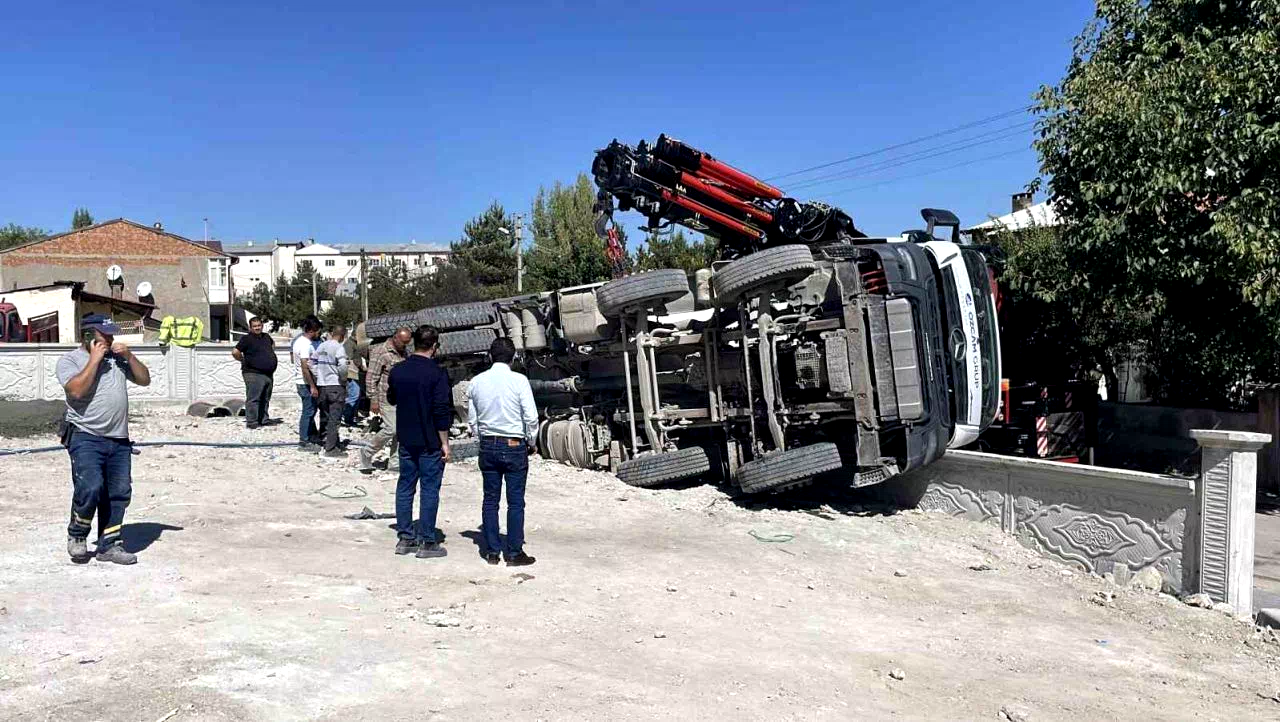 Beton mikseri devrildi, sürücüsü hafif şekilde yaralandı
