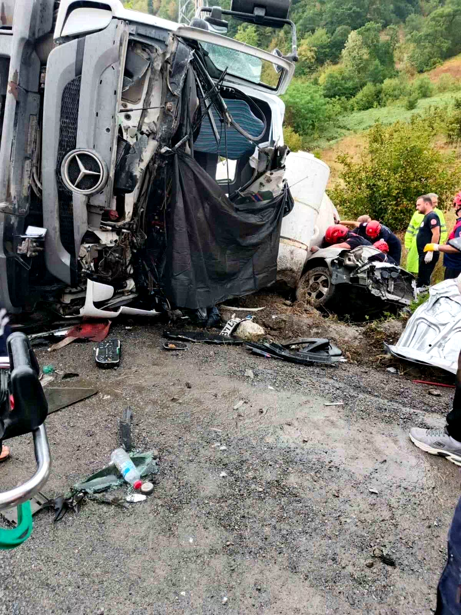 Beton mikseri otomobilin üzerine devrildi: 1 ölü, 1 yaralı