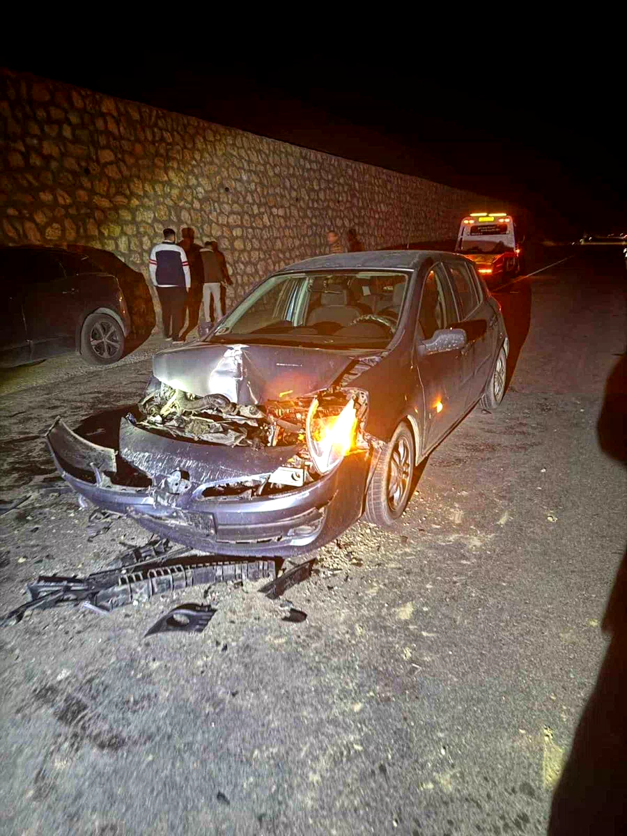 Beton mikseriyle çarpışan otomobilin sürücüsü yaralandı