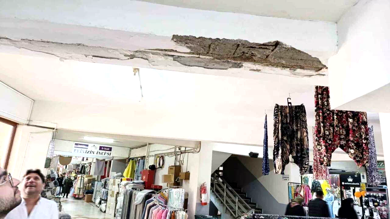 Biga Belediyesi Ticaret Merkezinde deprem sırasında sıva dökülmeleri meydana geldi