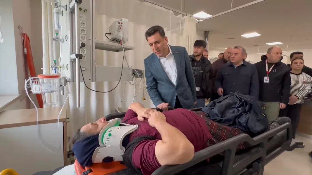 Bilecik Valisi Aygöl, trafik kazası sonucu yaralananları ziyaret etti