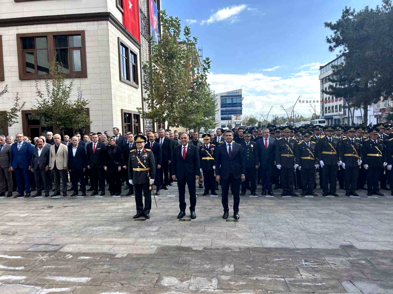 Bingöl’de Cumhuriyet’in 102. yılı kutlamaları çelenk sunumuyla başladı