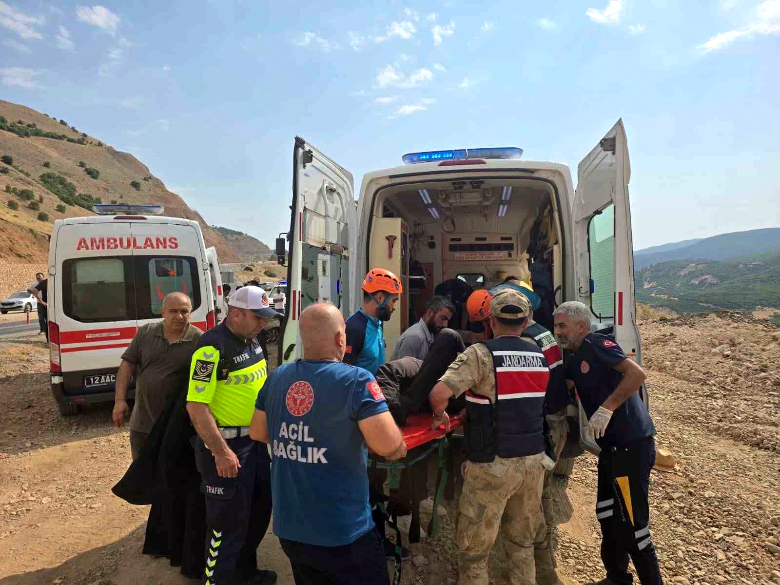 Bingöl’de otomobil yoldan çıktı: 3 yaralı