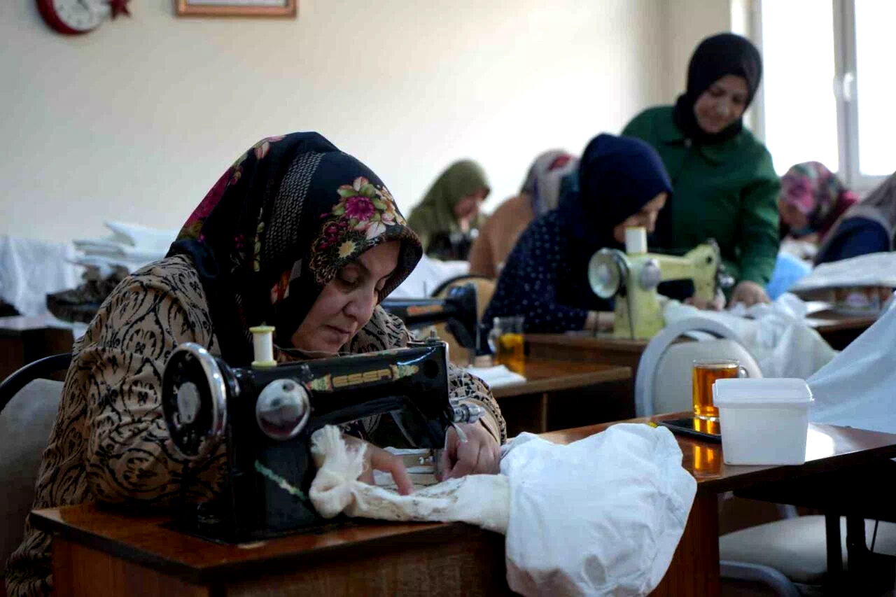 Bir döneme damgasını vurmuştu: Geçmişin izlerini taşıyan beyaz işi ürünler antika dikiş makinelerinde hayata döndürülüyor