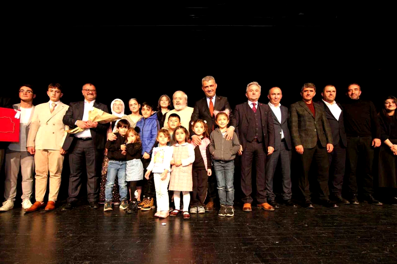 “Bir Gün Değil Bir Gül’dür Öğretmen” ayakta alkışlandı