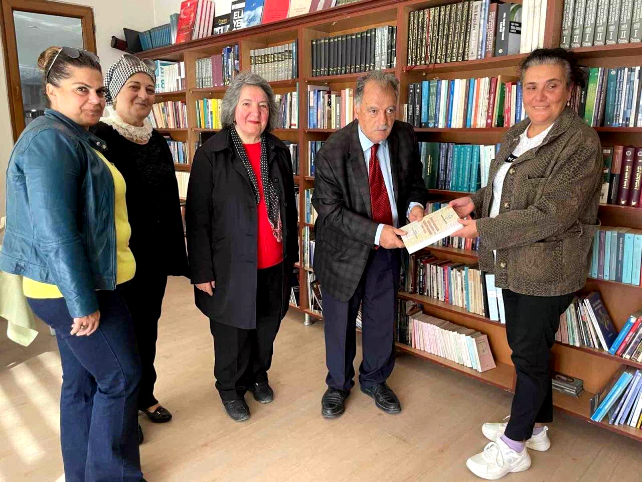 Bir ömrün bilgisi raflarda: Kürkçüoğlu’ndan 800 kitaplık bağış