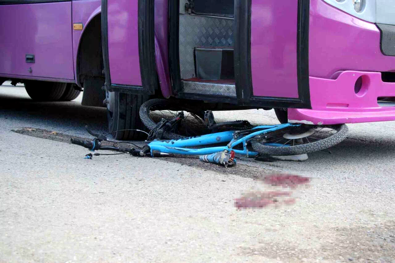 Bisikletiyle sokağa fırlayan çocuk otobüsün altında kaldı