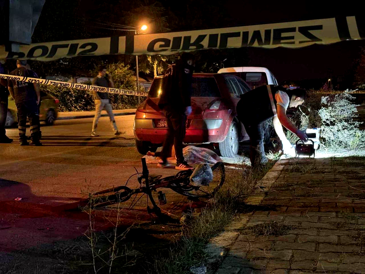Bisikletli gence çarpıp otomobili otogara bırakarak kaçtı