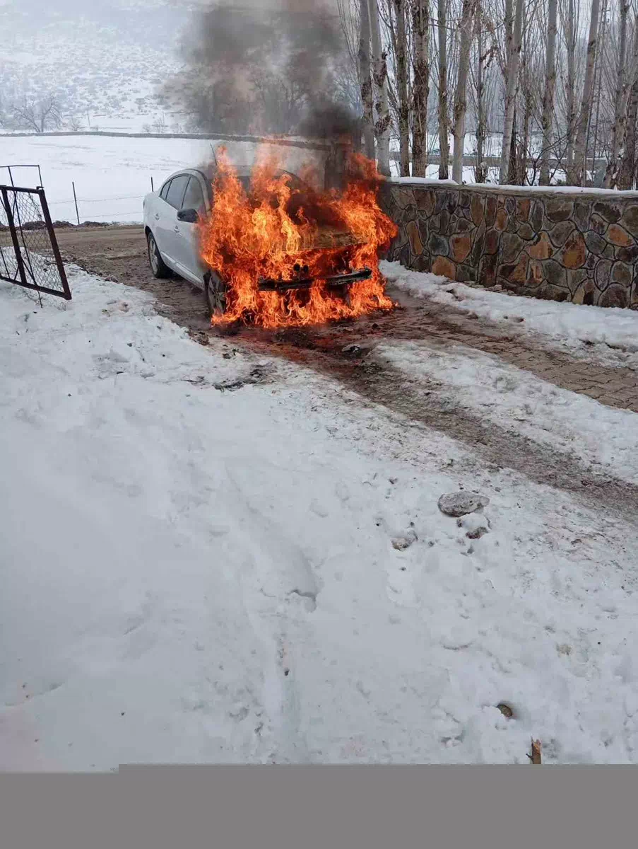 Bitlis iline bağlı Güroymak ilçesine bağlı Budaklı köyünde, aşırı soğuklar sebebiyle otomobilin yakıt deposunu ateşle ısıtmaya çalışan sürücü, aracın yanmasına neden oldu.