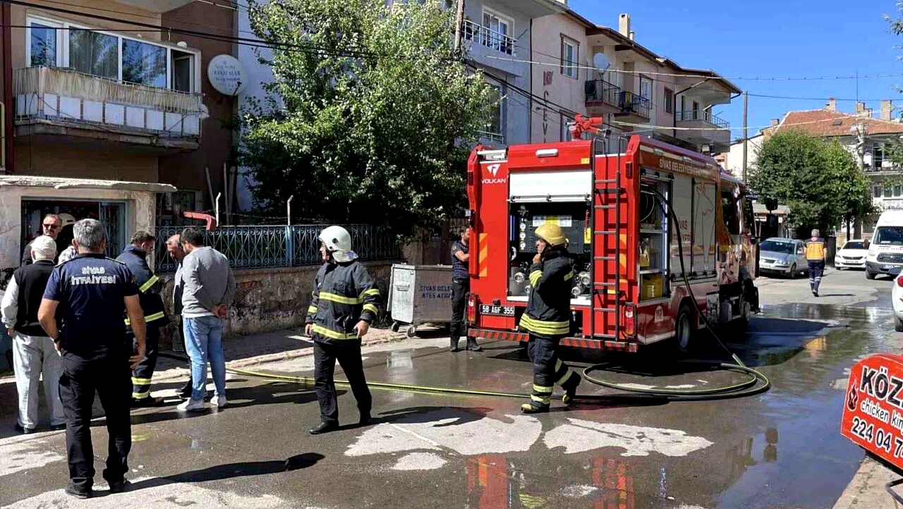 Bodrum katta çıkan yangın paniğe neden oldu, 5 kişi dumandan etkilendi