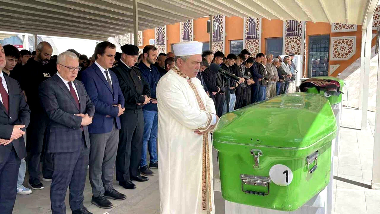 Boğazları kesilerek öldürülen abi kardeş toprağa verildi