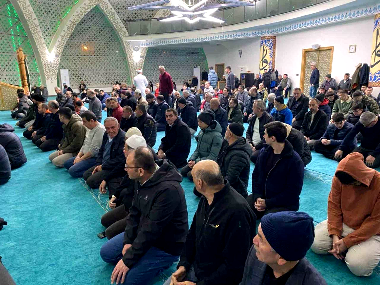 Bolu’da İlk Teravih Namazı İçin Camiler Dolup Taşarken, Aileler Çocuklarıyla Birlikte Namazda Buluştu