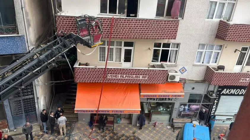 BORÇKA’DA 5 KATLI BİNADA ÇIKAN YANGINDA ANNE VE 2 ÇOCUK DUMANDAN ETKİLENDİ.