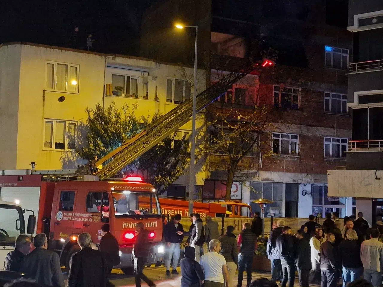 Boş dairede çıkan yangın mahalleliyi sokağa döktü