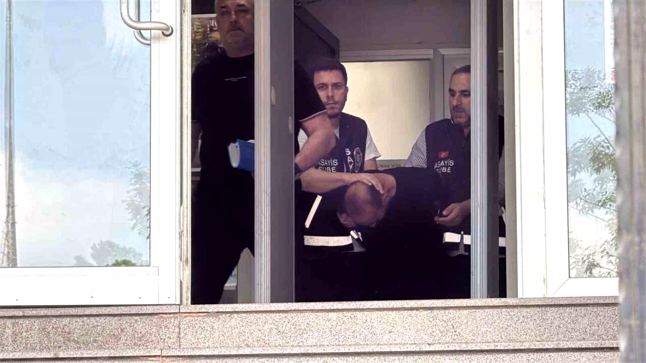 Boşandığı eşini ruhsatsız silahla öldürmüştü, tutuklandı
