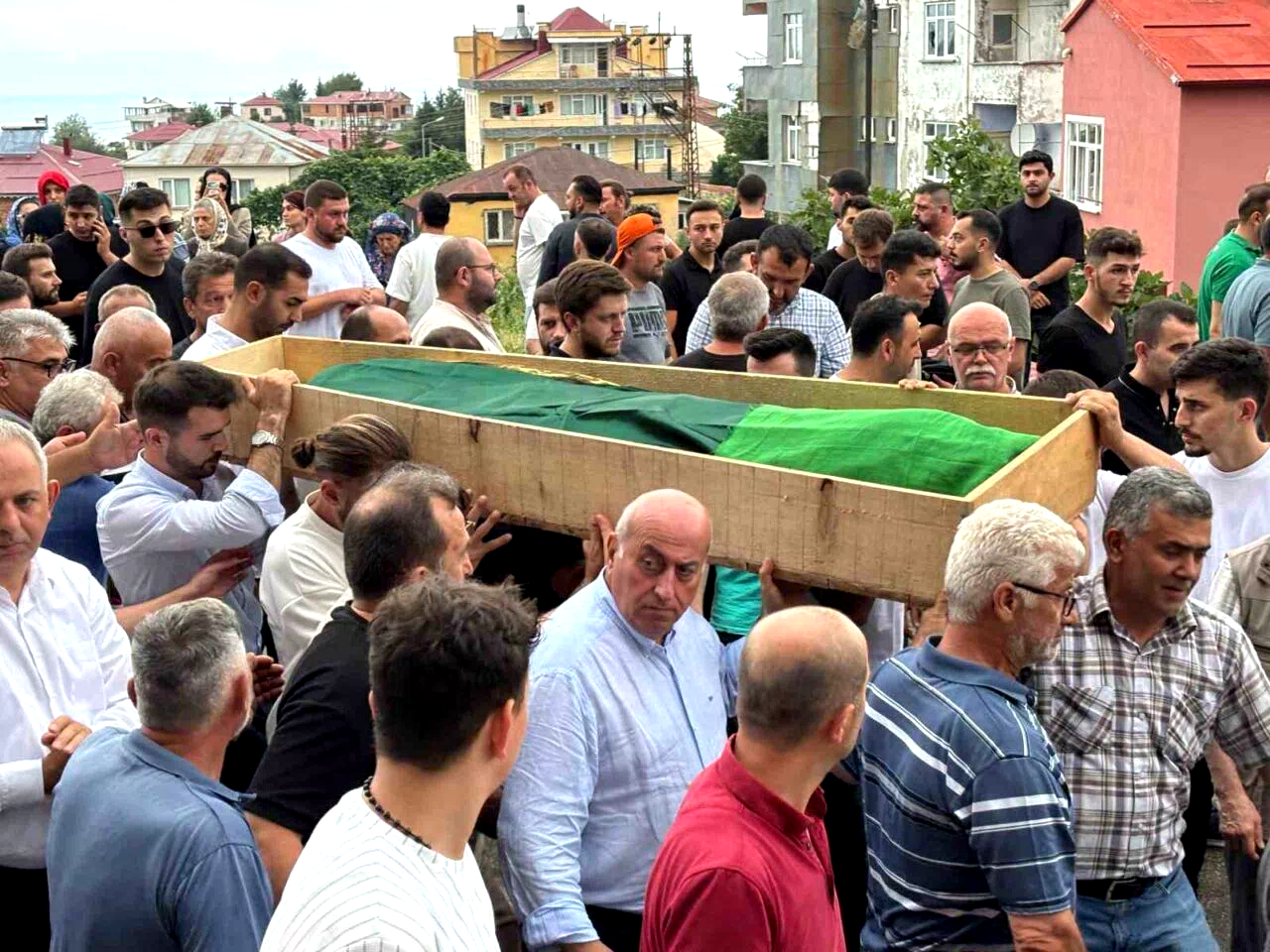 Boşanma aşamasındaki eşi tarafından öldürülen Sinem Topaloğlu son yolculuğuna uğurlandı