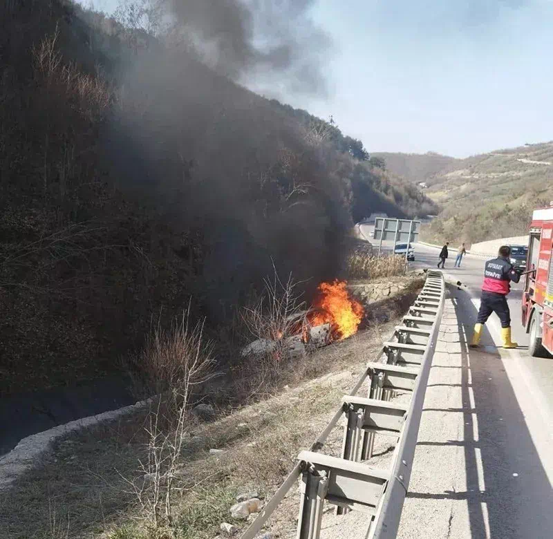 Boyabat’ta kaza yapan araçta yangın çıktı.