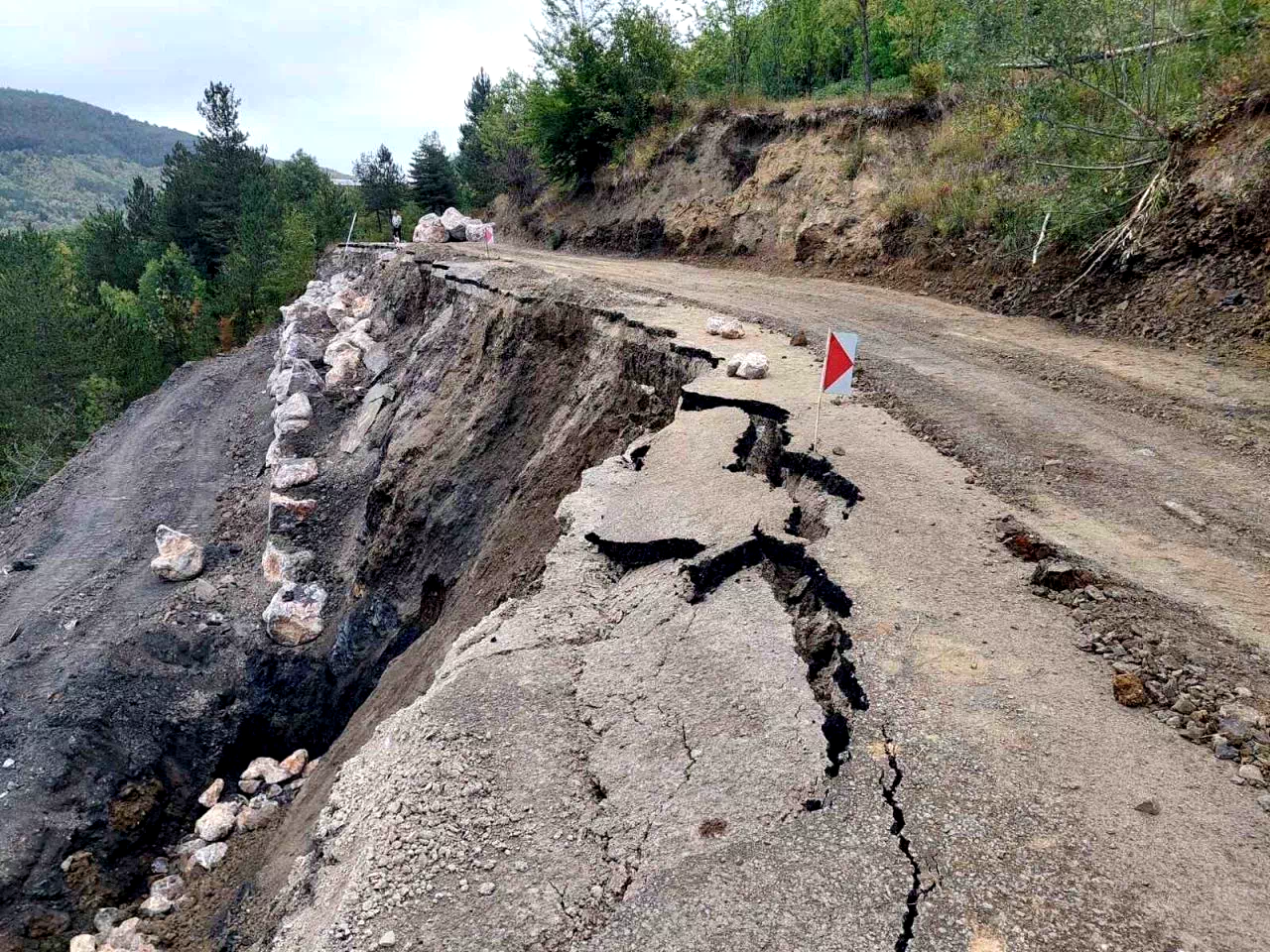 Bozkurt’ta heyelan: Köy yolu ulaşıma kapandı